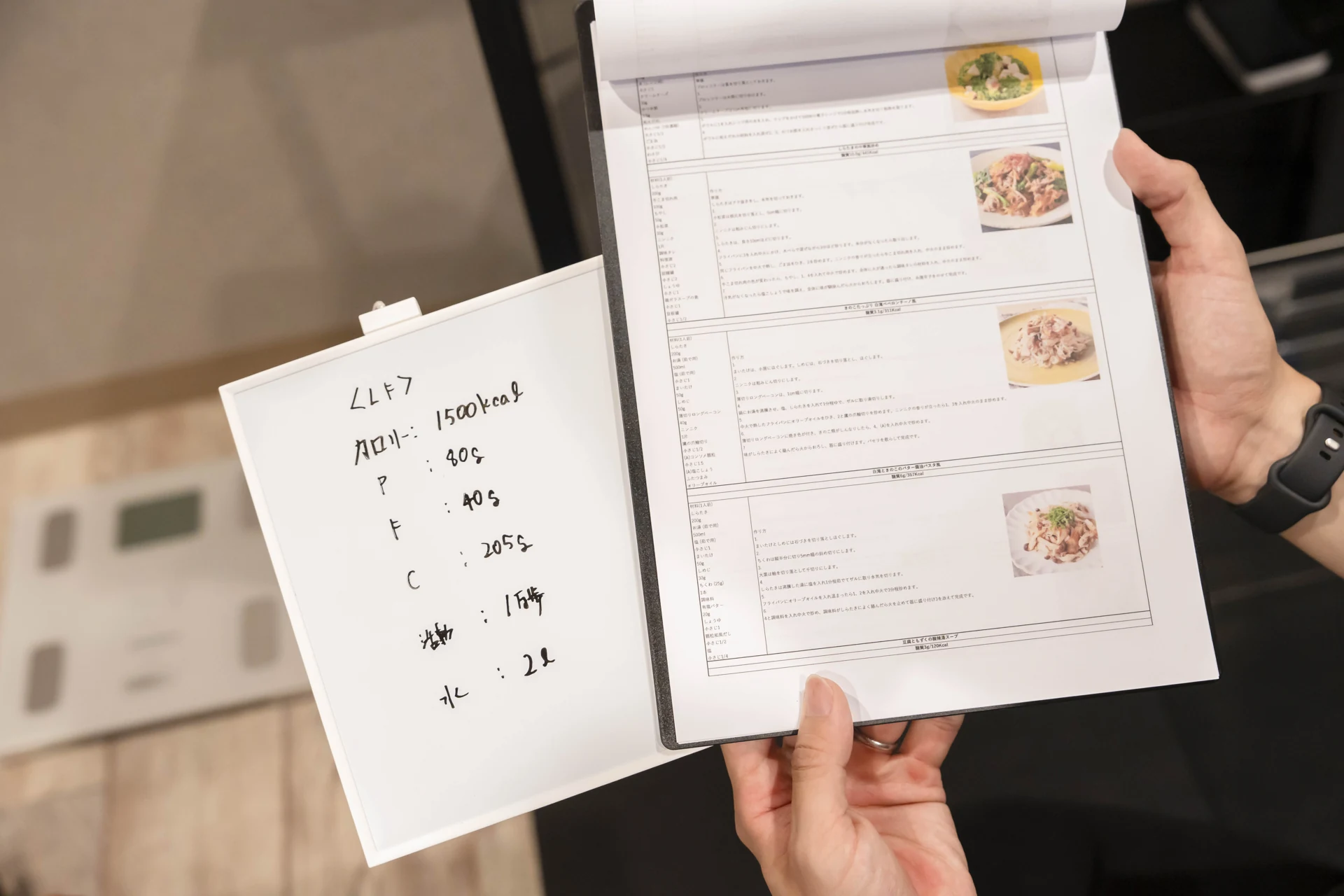 食事管理のための資料やメニューを説明する様子