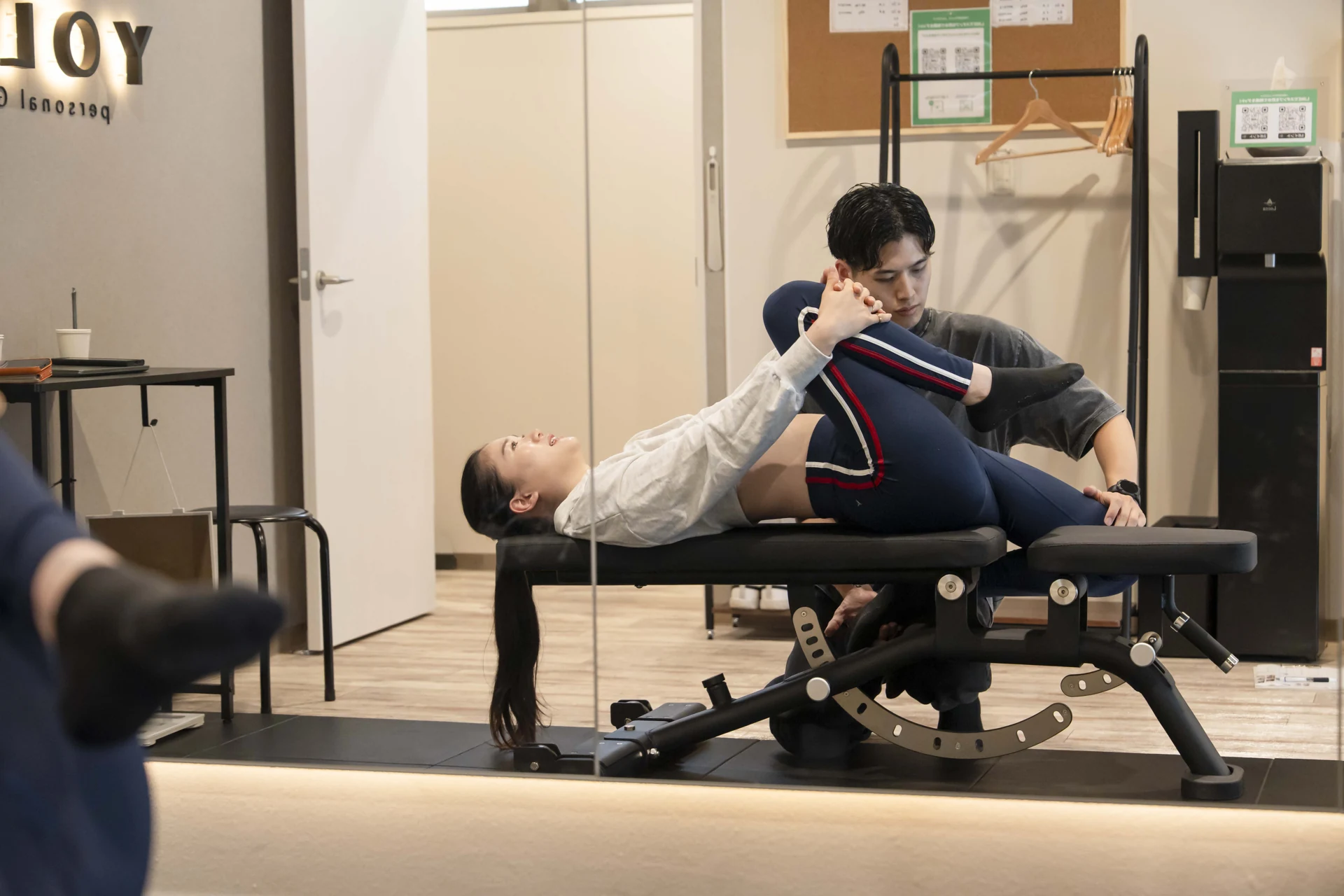 お客様のストレッチをサポートする様子